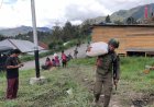 Bantuan Presiden RI Disalurkan kepada Pengungsi Agisiga, Satgas Ops Damai Cartenz Gelar Trauma Healing di Intan Jaya