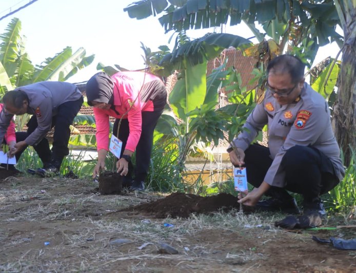 Peduli Lingkungan, Polres Probolinggo Tanam Puluhan Pohon Kado Hari Bhayangkara ke - 80