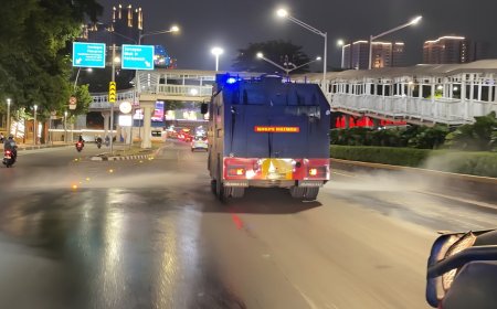 Brimob Polda Metro Jaya Semprot Jalan dan Bagikan Masker Antisipasi Abu Vulkanik Anak Krakatau*