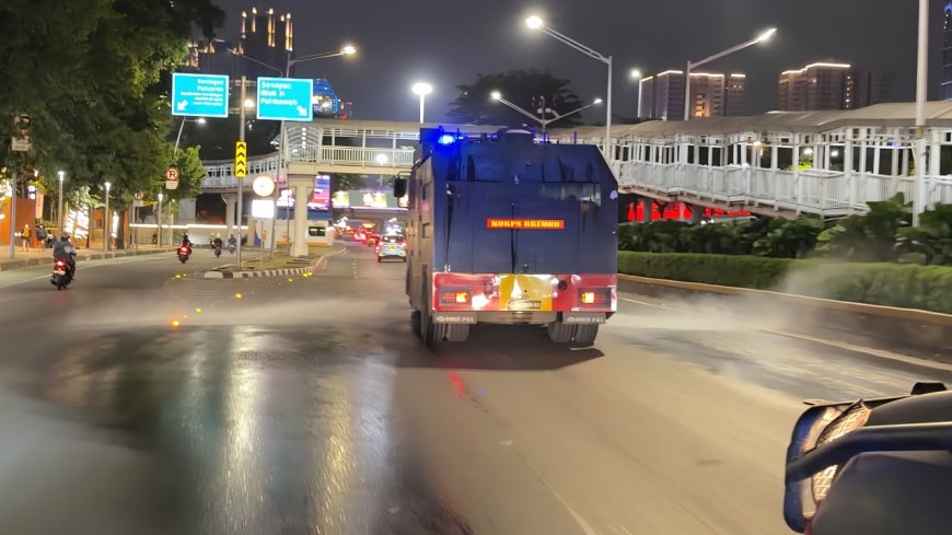 Brimob Polda Metro Jaya Semprot Jalan dan Bagikan Masker Antisipasi Abu Vulkanik Anak Krakatau*