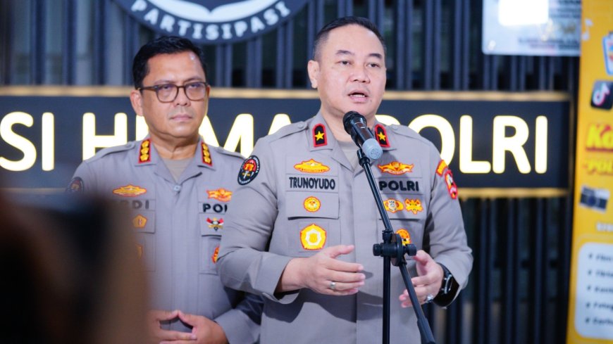 *Polri Kerahkan Water Cannon dan Bagikan Masker, Layani Masyarakat Terdampak Material Erupsi Gunung Anak Krakatau*